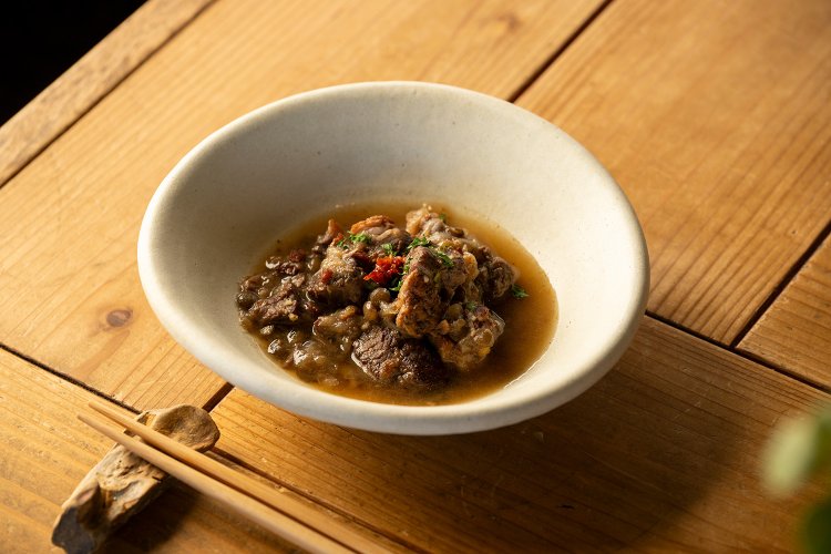 ラム肉とレンズ豆の煮込み1800円（写真は1人前）。