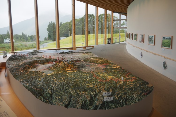展示室2にある阿蘇のジオラマ。断層の位置や地形のなりたちがよくわかる。