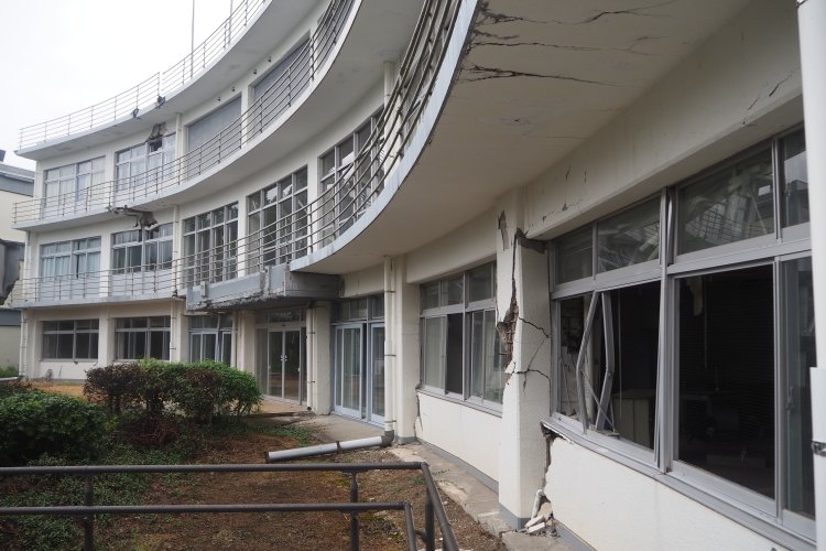建物の基礎が破壊された旧東海大学阿蘇キャンパス。耐震補強をしていた両端部分は被害が少なかった。