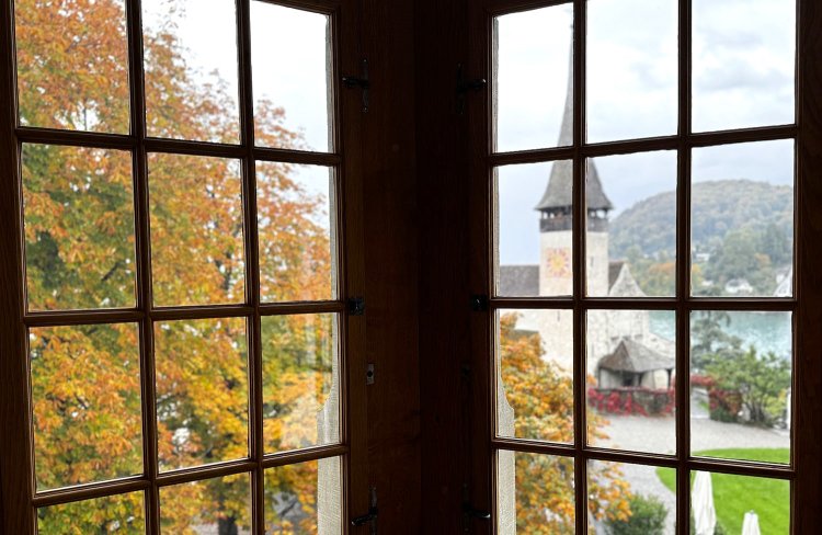 窓の外の紅葉がきれい。