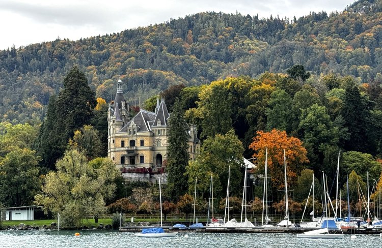 森に囲まれたヒューネッグ城。