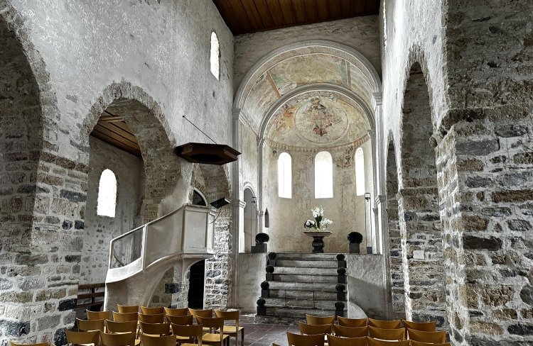 派手な装飾がないのがいい。入口側にはパイプオルガンがある。