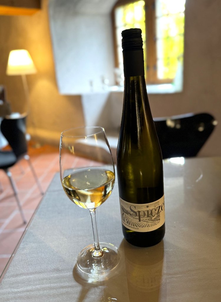 カフェでいただいたのは城で造られた、シュピーツ産リースリング・シルヴァナー種の白ワイン。