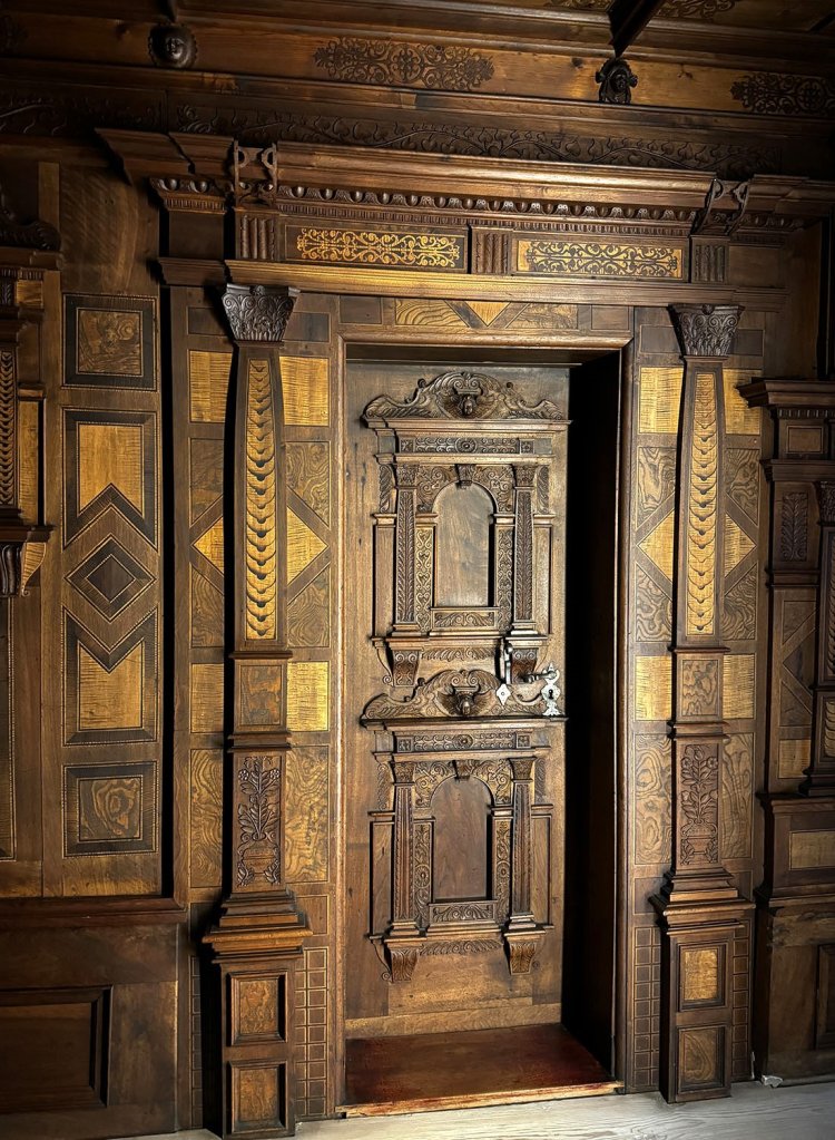 手の込んだ扉。