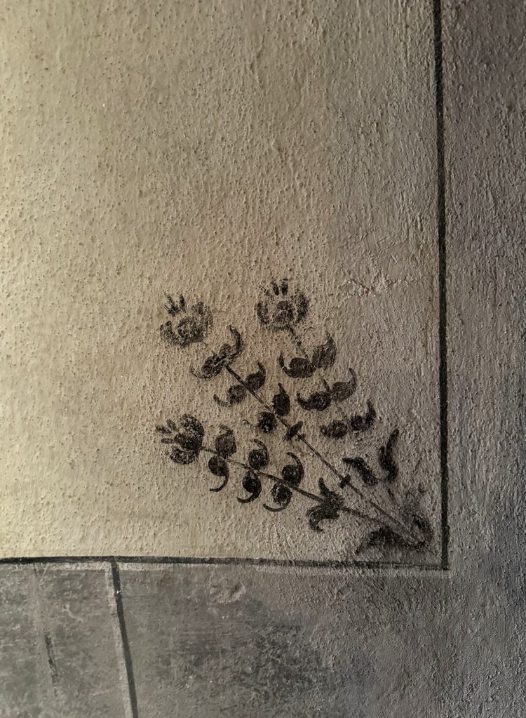 壁の隅にかわいい花の絵が。