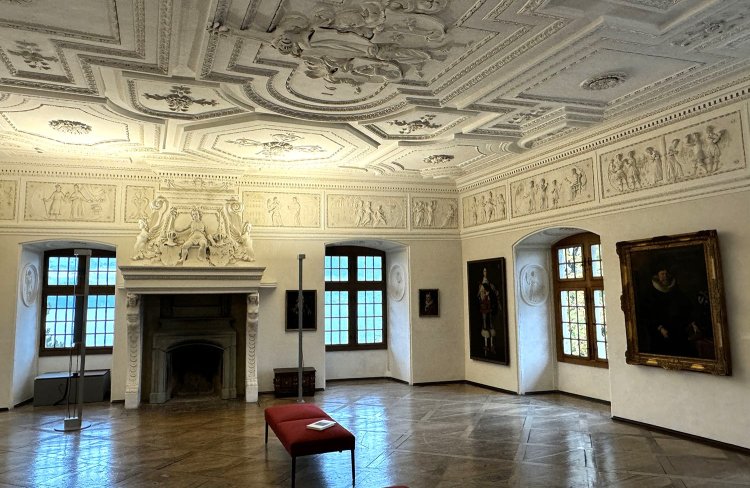 城の中には、舞踏会ができそうなホールも。