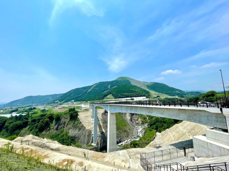 全長525m、最大橋脚高97mの新阿蘇大橋。