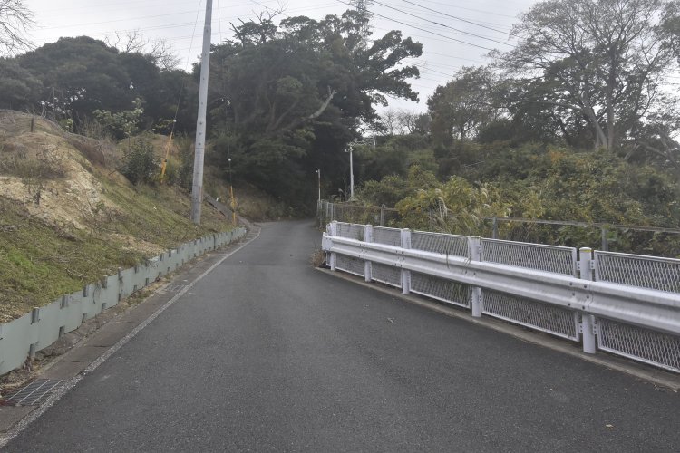 旧本町山中道路を越えると道は畦道風となる。