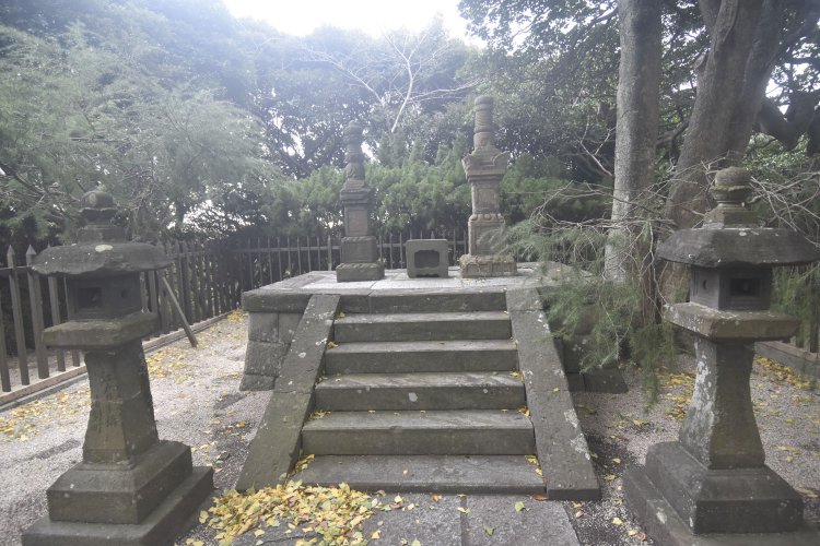 右が三浦按針、左は夫人の供養塔。