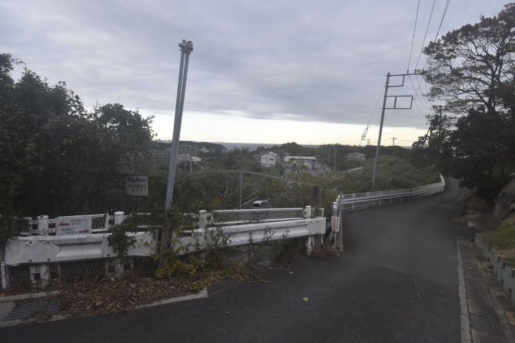 本町中山道路が見える場所まで戻り、右手に見える案内板に従い逸見駅方面へ下る。