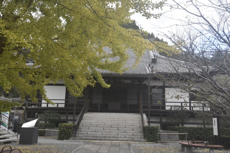 三浦按針の菩提寺である浄土寺。横須賀市最古の木造建築である本堂も素晴らしい。按針に関する情報は浄土寺の公式HPへ（https://jodoji.net）。