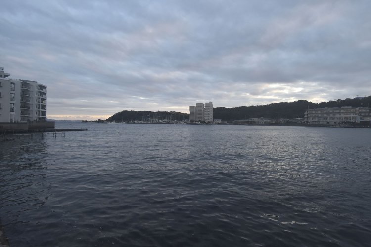 奥深く切れ込んだ良港、浦賀港から太平洋を望む。