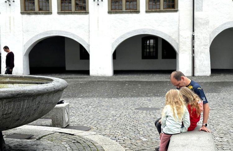 市庁舎広場でのひとコマ。