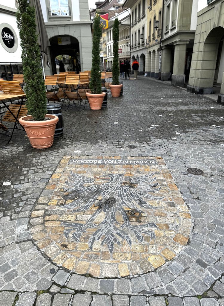 石畳にはツェーリンゲン家の紋章が。