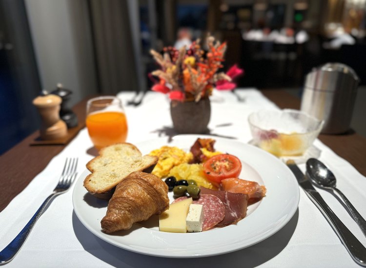 朝食はビュッフェ。