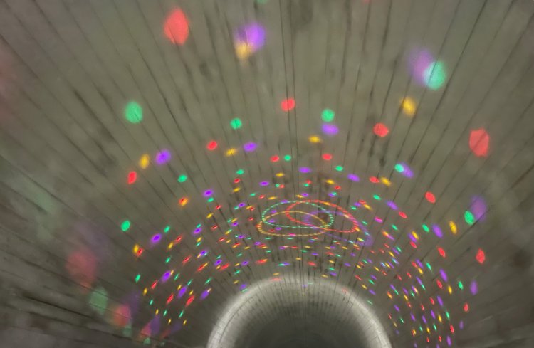 トンネルのカラフルなイルミネーション。