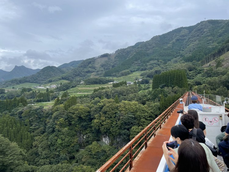 高千穂鉄橋からは棚田や岩戸川の峡谷が見える。