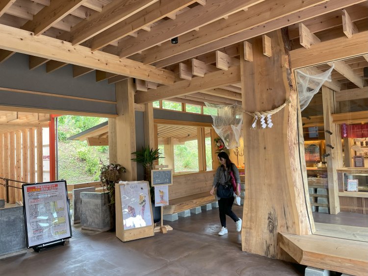 杉がふんだんに使用された構内。ご神木には注連縄（しめなわ）がかけられている。