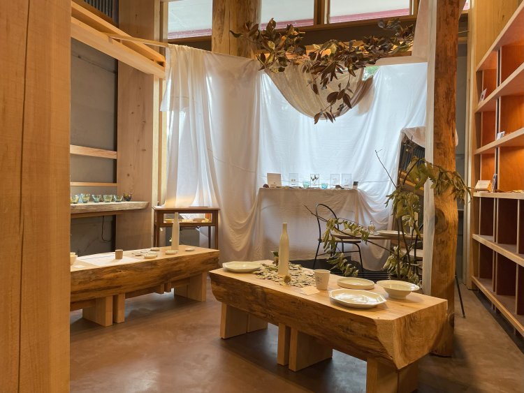 品々がよく見えるよう、セレクトショップのディスプレイにもこだわりが。