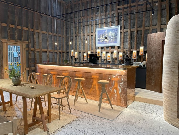 しゃれた雰囲気のカフェバー。ギャラリーでは定期的にアートイベントも開催している。