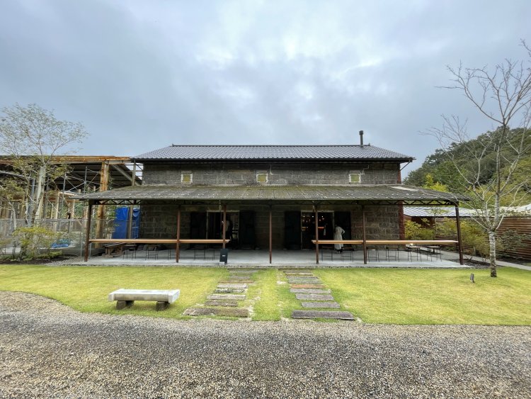 『Gallery天地人』。左は建設途中のレストラン。