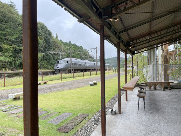 テラスからは列車の走行風景も見ることができる。