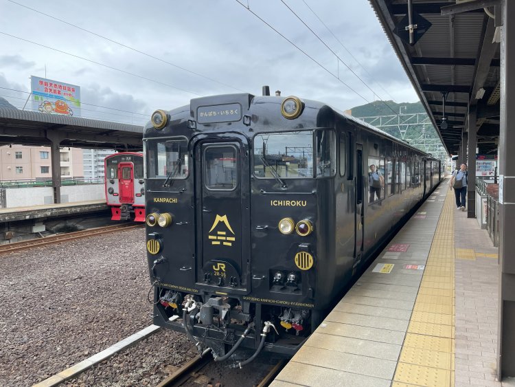 別府駅にやってきた「かんぱち・いちろく」。黒い車体が美しい。