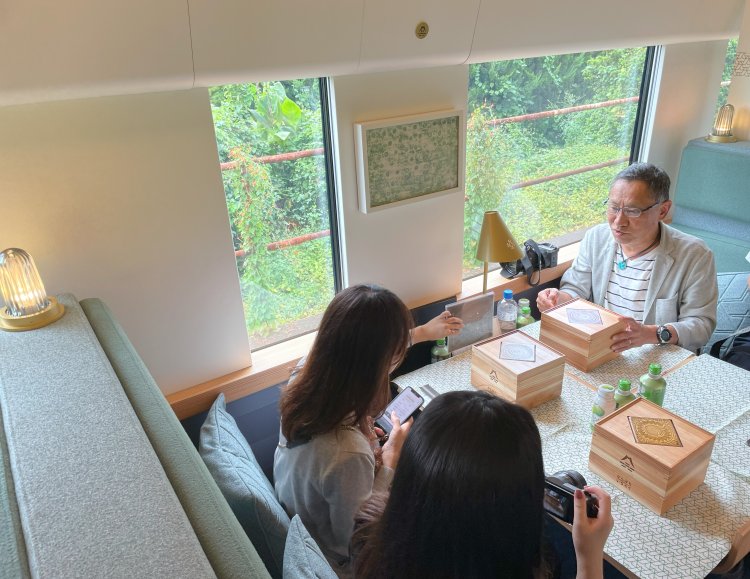 3号車の4人掛けシート。車内にはいたるところにアートが！