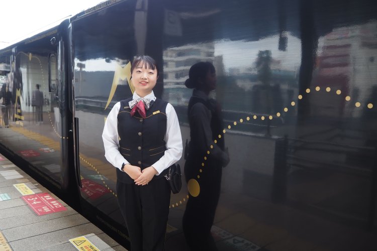 駅では客室乗務員さんがお出迎え。