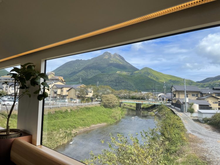 窓からは立派な由布岳が！　絶景スポットに近づくと、車内アナウンスで教えてくれるので安心だ。