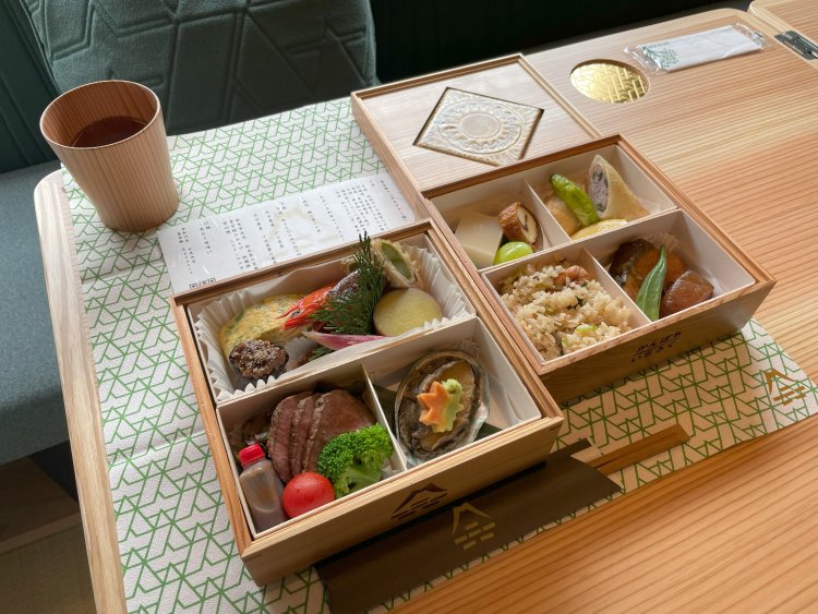 裏舌鼓のオ.モ.テ.ナ.シ箱。お弁当の蓋（ふた）には小石原（こいしわら）焼が埋め込まれていて、色や模様はそれぞれ異なる。