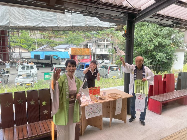 手旗を振ってお見送り！