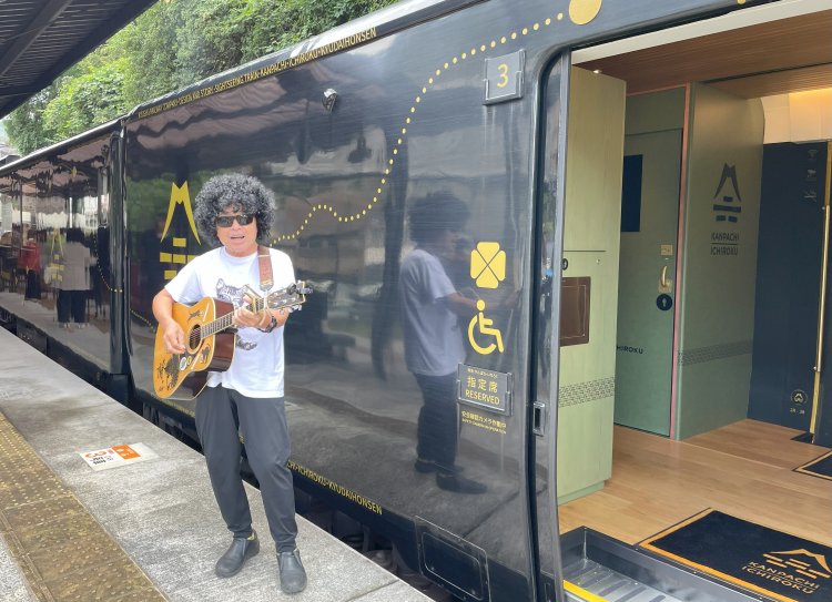 天ケ瀬駅で歌とギター演奏のおもてなし。