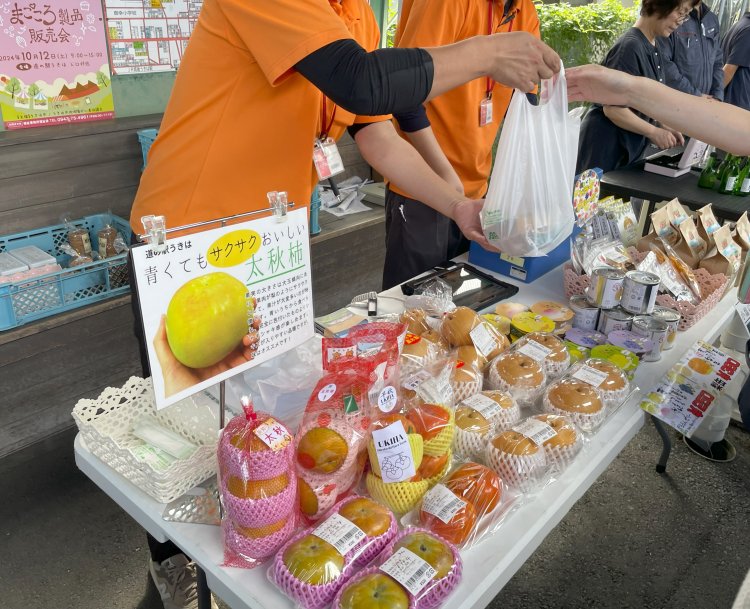 うきは駅のフルーツ。この日は太秋（たいしゅう）柿や高木梨などが並んでいた。