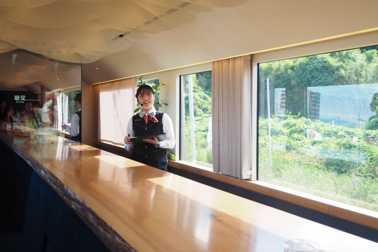 杉の一枚板が印象的な「ラウンジ杉」。