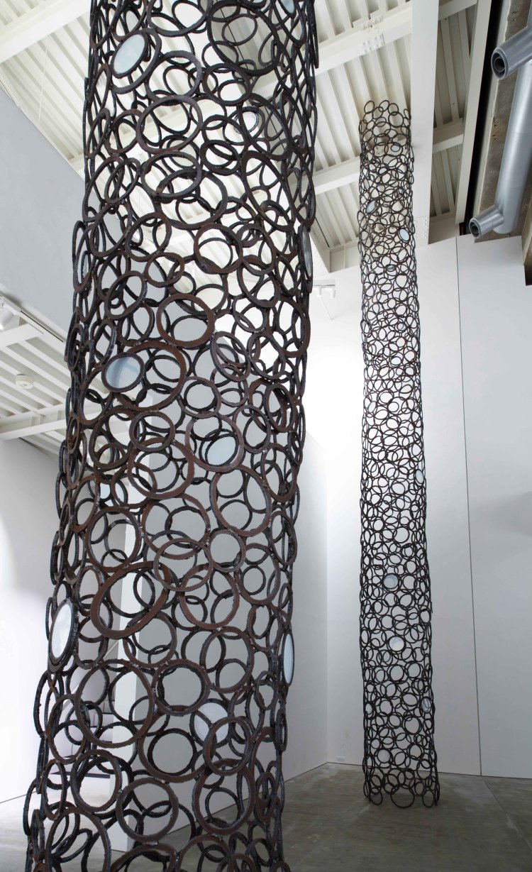 青木野枝《光の柱 I》2023年 市原湖畔美術館（千葉）展示風景 （C）Noe Aoki,courtesy of ANOMALY 撮影＝山本糾。