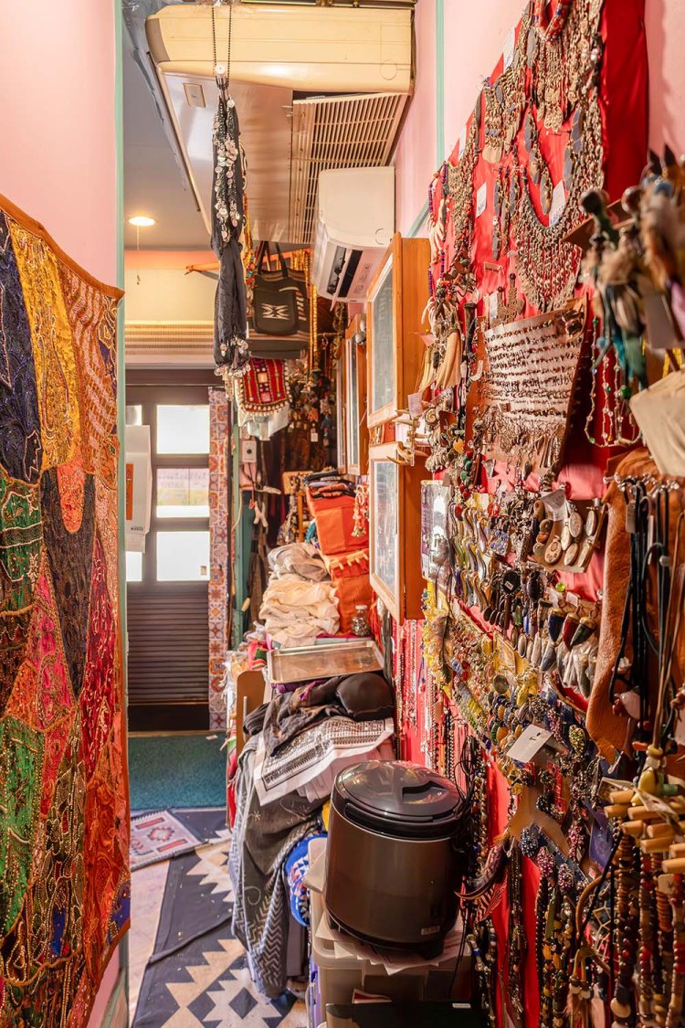 アクセサリーパーツが壁を埋める。