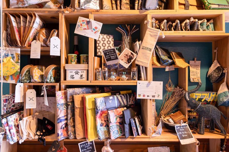 セメント袋を活用した防水バッグ、本革の靴、木製バッグなど、南アフリカのエシカルグッズに目が泳ぐ。