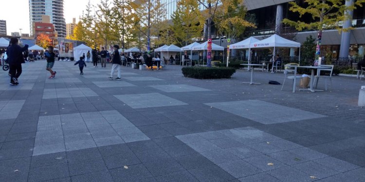 撮影時にはファーマーズマーケットが開催されてにぎわっていた※2024年11月現在はイチョウ並木にて開催。