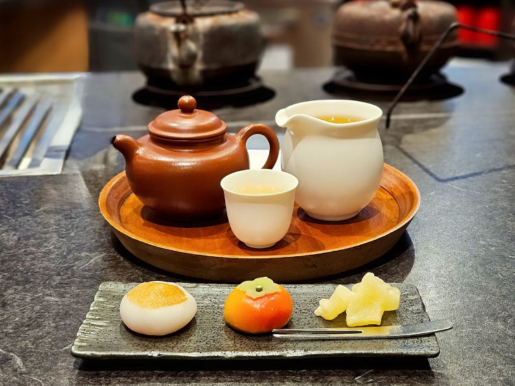 阿里山ウーロン茶1580円（お菓子付き）。