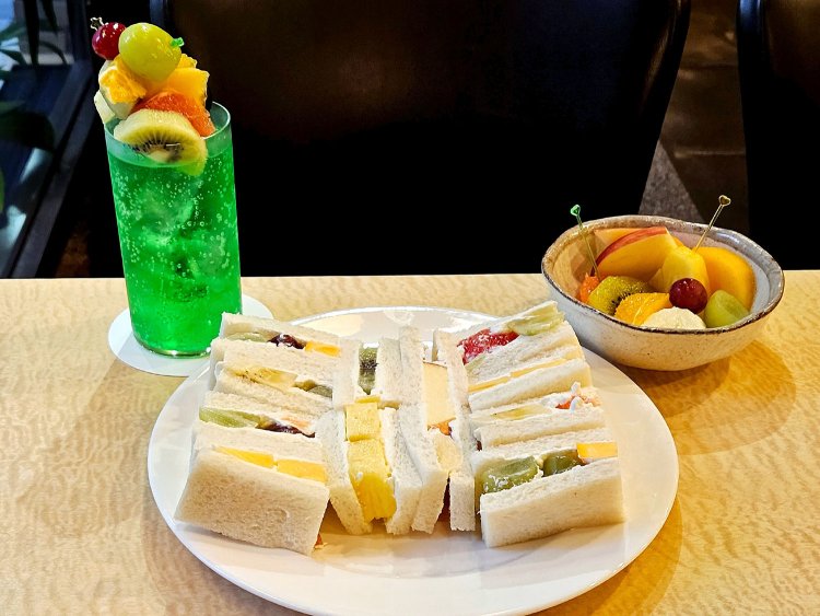 ソーダ水（メロン）900円、フルーツサンド1350円。