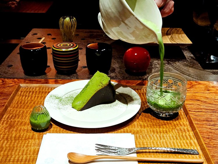 シングルオリジン宇治抹茶と選べるおやつ2800円。