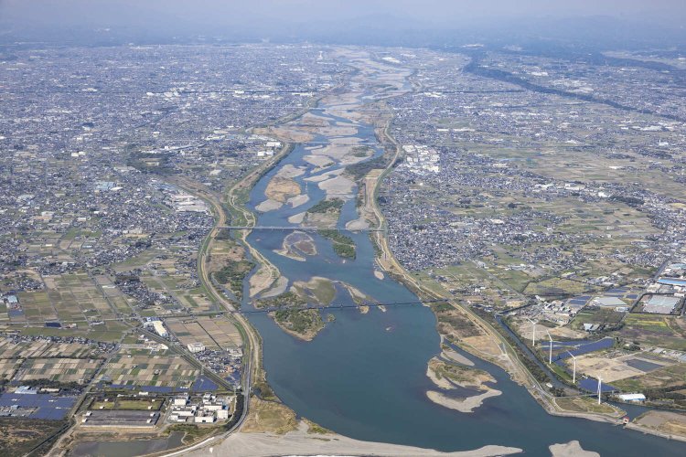 天竜川のスケールは大きい。上流は諏訪湖へと続くが、奥は霞んで見えなかった。