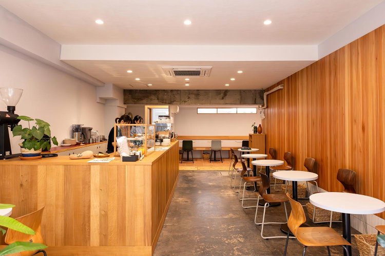 白壁と木張りの壁が印象的。ゆったり空間だ。