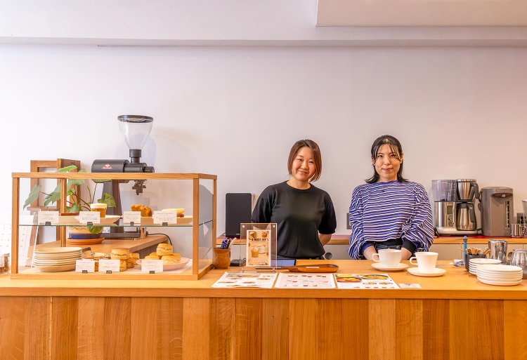 左から植田さん、バリスタの加藤美幸さん。2024年5月開店ながら、すでに沼袋のオアシス。