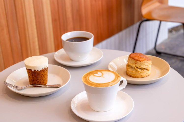 手前から時計回りに、カフェラテ650円、キャロットケーキ560円、アメリカーノ600円、バタースコーン330円。