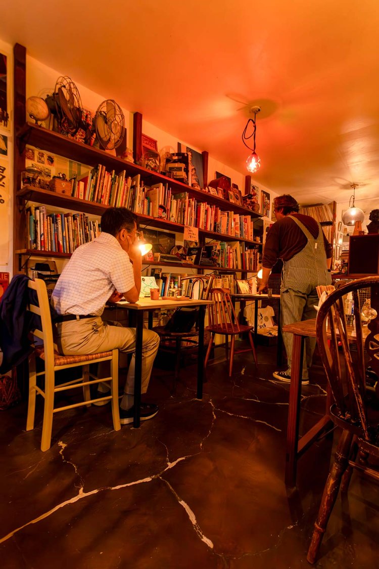 「築50年以上のこのボロさが良くて」と、マスターは壁の片側を絵本、片側を映画のポスターで彩る。