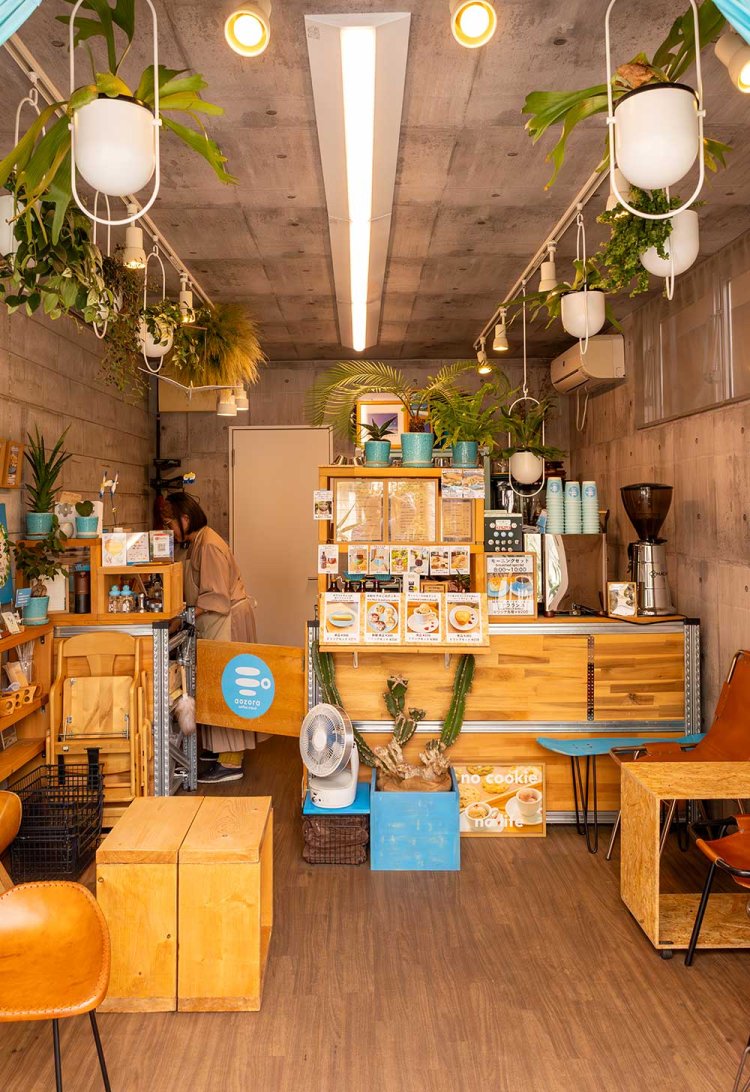 小さな店ながら、革張りチェアと手作りした木製テーブルがカッコいい。