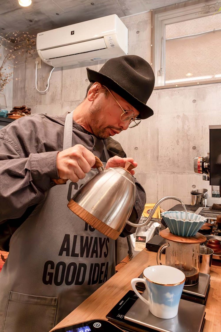 ハンドドリップで淹れる佐藤さん。