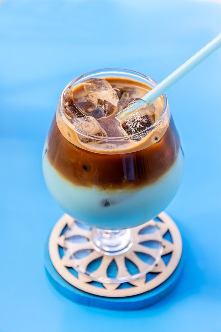 空色がクールなアオゾララテ600円はまさかのオレンジ風味。ホットもあり。